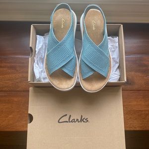 Clarks NWT, in box size 6, Jemsa Dash turquoise knit sandal w leather sole